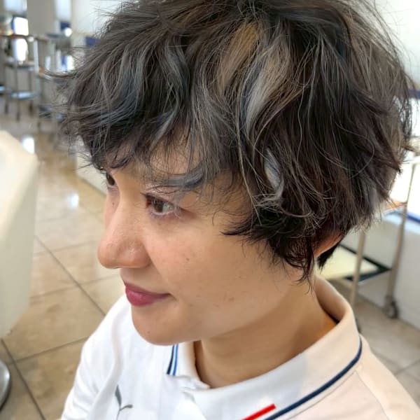 【大人ハンサム】ホワイトハイライト×くせ毛風ショートパーマ