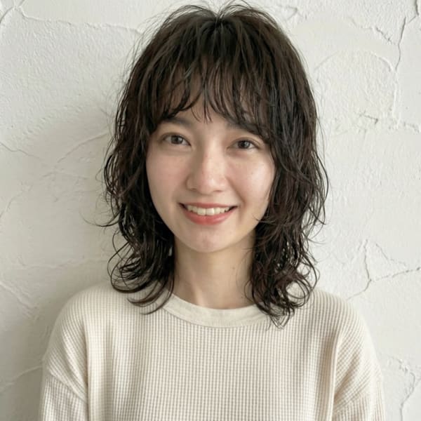 黒髪ダークアッシュシャギーウルフ抜け感パーマ　フレンチバング