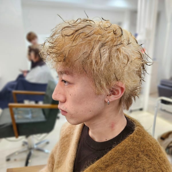 ブリーチ×パーマで魅せる。個性派メンズウルフスタイル