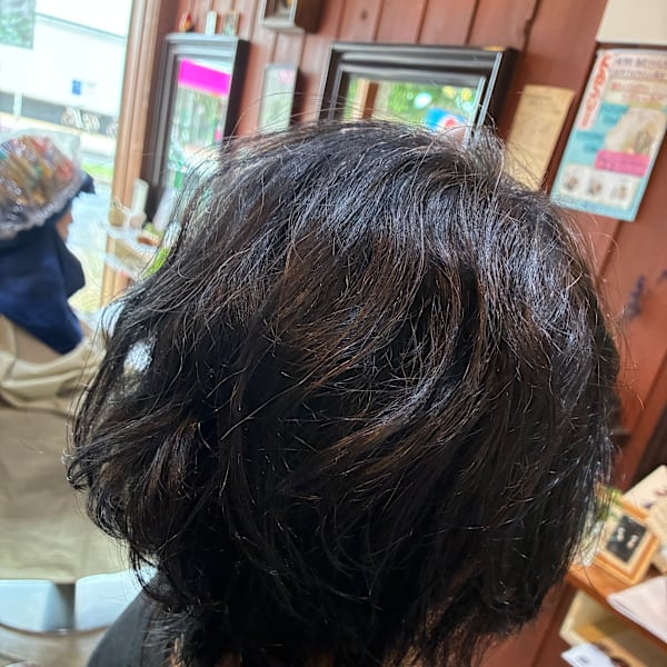 ストレートパーマで自分の癖毛を弱めて活かすウルフショート