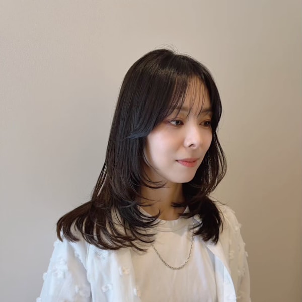大人ナチュラル◎顔周りレイヤー×抜け感くびれミディ