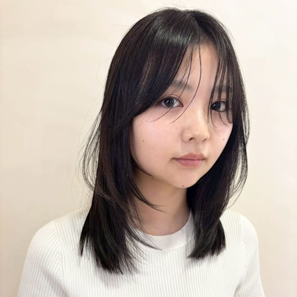 32mmのコテ、またはストレートアイロンで全体の毛先を外ハネ