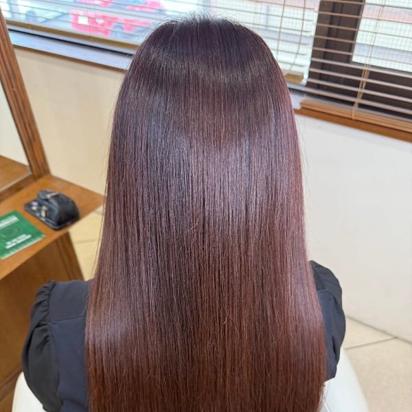 艶感チェリーブラウンの縮毛矯正ストレート