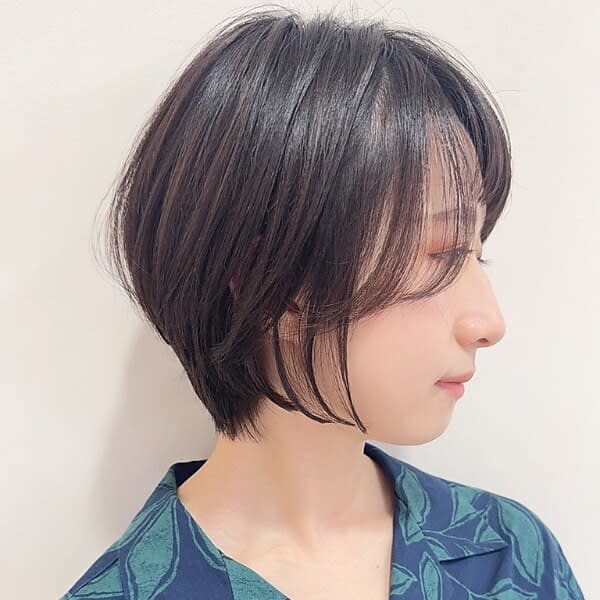 サイドバングの丸みショートボブ
