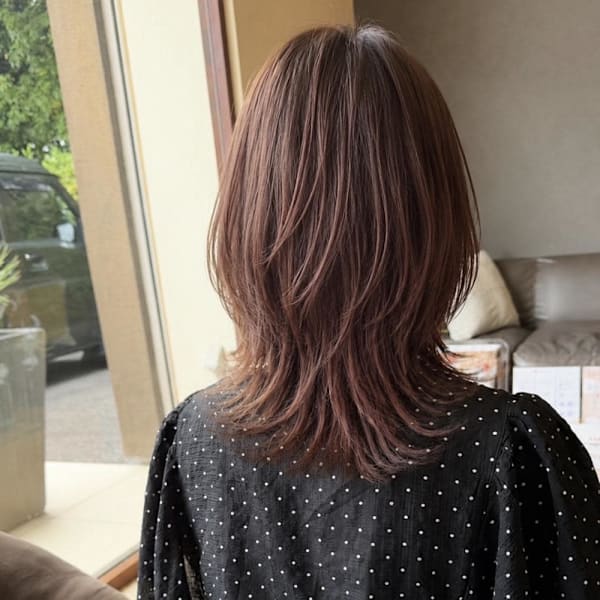 大人女性におすすめ◎柔らかく揺れるレイヤーミディ