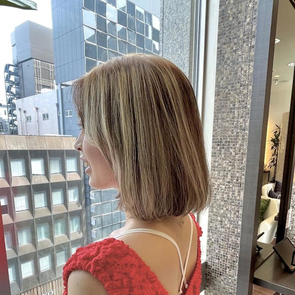 ローライトベージュの切りっぱなしボブ
