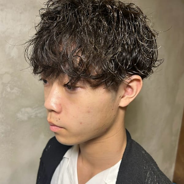 波巻きスパイラルパーマ 刈り上げ マッシュヘア 黒髪 20代