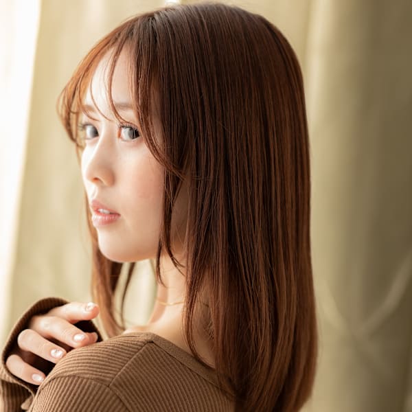 ミルクティーベージュ艶感ストレートミディアムレイヤー30代