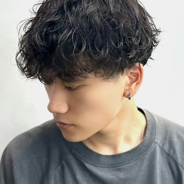 波巻きパーマ ツーブロックマッシュ 黒髪ショート 20代