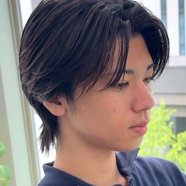 センターパートウルフ 黒髪ミディアム マッシュ 20代