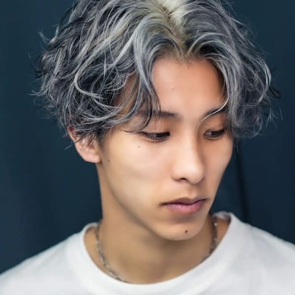 ルーツカラー ブリーチ ブルーカラー センターパート 20代