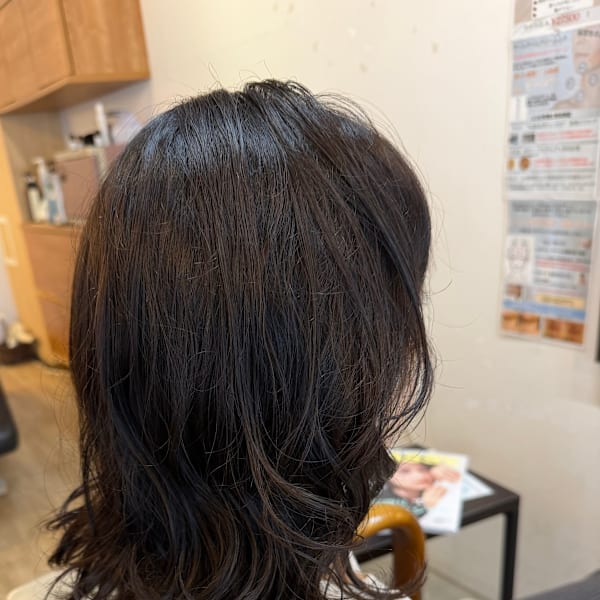 毛先中心にかける大人のゆるふわパーマ