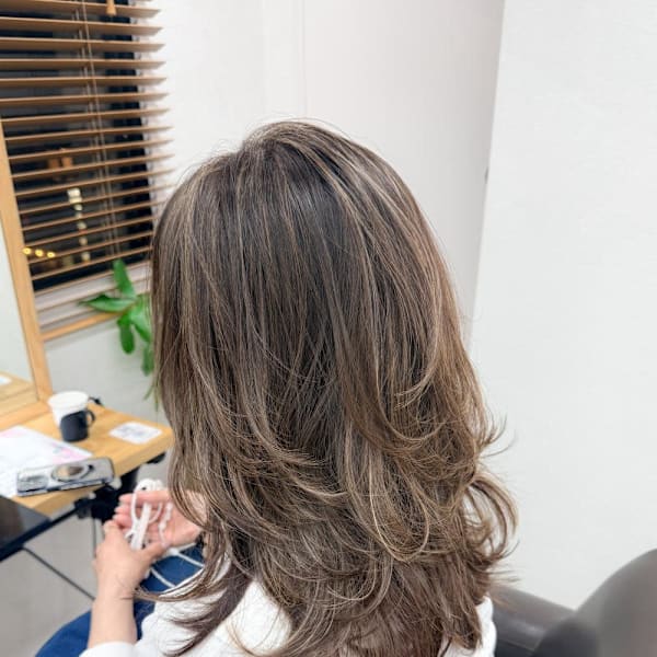 白髪ぼかしハイライトカラー30代40代50代ブルーグレージュ|Mira by KENJE