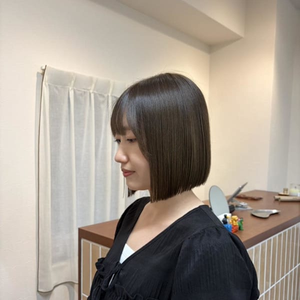 オリーブグレージュ×ミニボブ