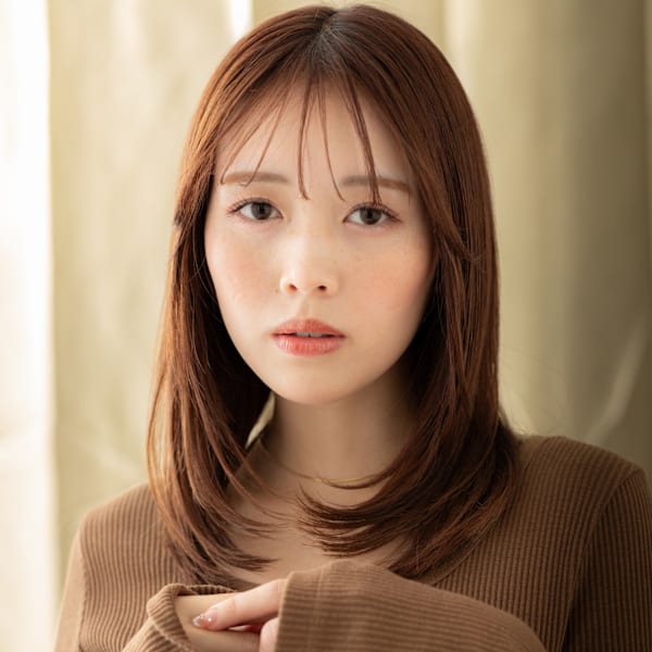 ミルクティーベージュ艶感ストレートミディアムレイヤー30代