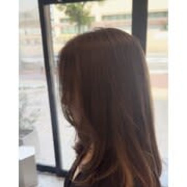 抜け感マットベージュ 大人ロングスタイル 赤み消しカラー