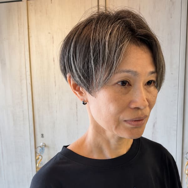 白髪を活かしたハイライト×ハンサムショート