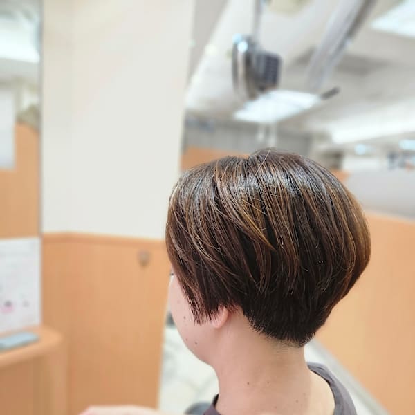 大人女性の刈り上げショート×ハイライト
