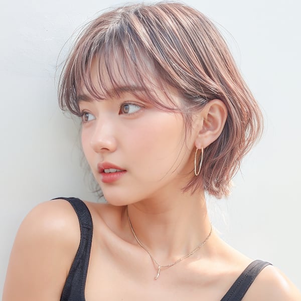 細めハイライト耳かけフェザーショートボブp3　ショートボブ