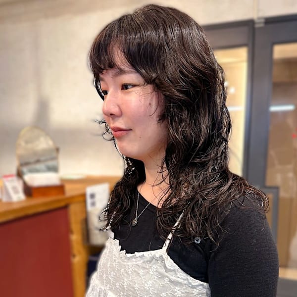 ロングヘア ニュアンスパーマ 黒髪 前髪あり 顔周りカット