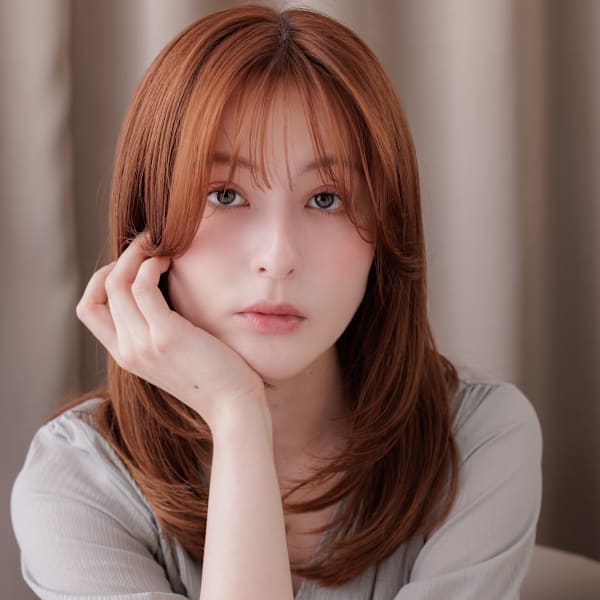 オレンジベージュミディアムレイヤーウルフカット20代30代