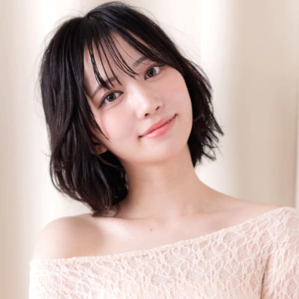 黒髪シースルーバングハッシュカットひし形レイヤーボブ20代