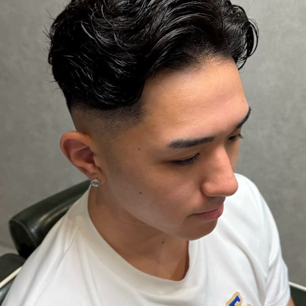 スキンフェード 毛流れパーマ 黒髪 眉毛カット アップバング