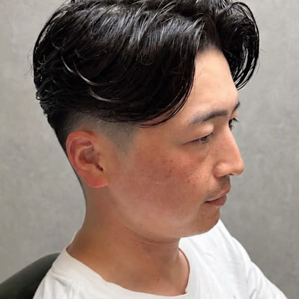 フェザーパーマ フェードカット センターパート 黒髪 30代