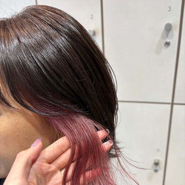 ワンポイントお洒落◎ピンクレッドインナーカラー×山本かほ