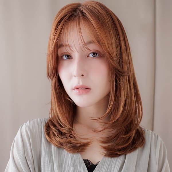 オレンジベージュミディアムレイヤーウルフカット20代30代