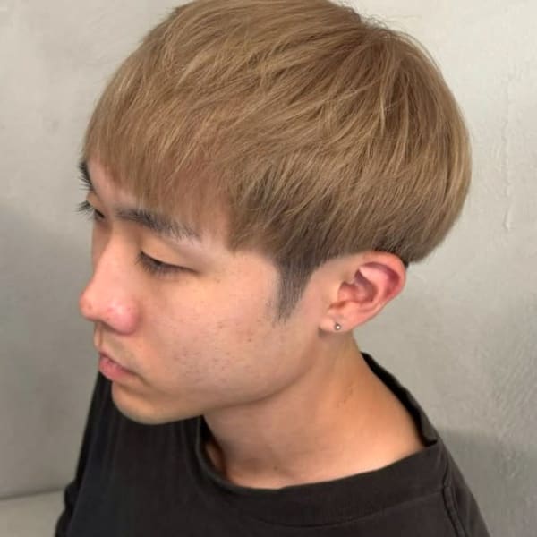 ブロンドベージュ ブリーチ マッシュショート 刈り上げ 眉毛