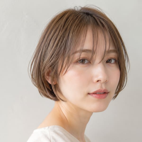 透明感ベージュの丸みショートボブ