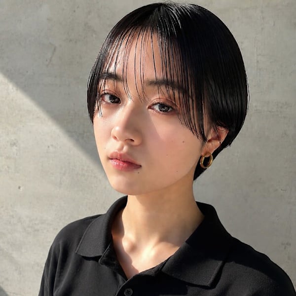 黒髪耳掛け大人ショート