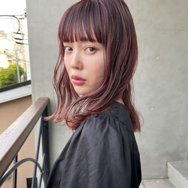 暖色カラーが似合うオン眉ミディアム