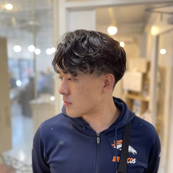 20代30代40代◎スーツ刈り上げ短髪かきあげパーマヘア