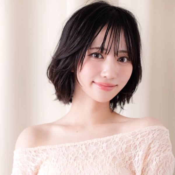 黒髪シースルーバングハッシュカットひし形レイヤーボブ20代
