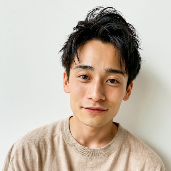 黒髪アップバングの清潔感ショートメンズヘア