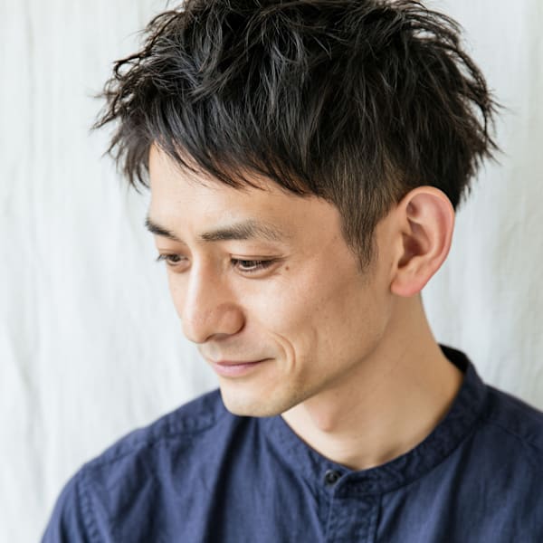 刈り上げ束感ショートの精悍メンズヘア