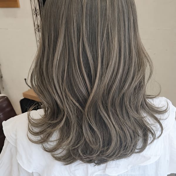 透明感オリーブグレージュ×ミディアムレイヤー