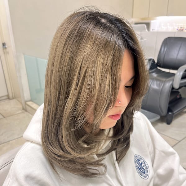 海外風かき上げ前髪レイヤースタイル