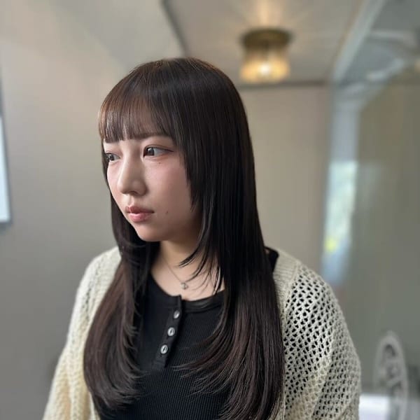 セミロングレイヤーカットシルバーアッシュ天使の羽バング