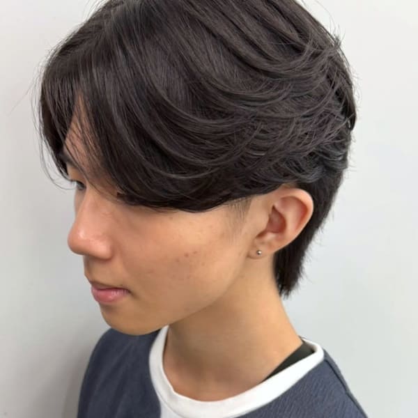 ラウンドマッシュ 黒髪 毛流れパーマ センターパート 20代