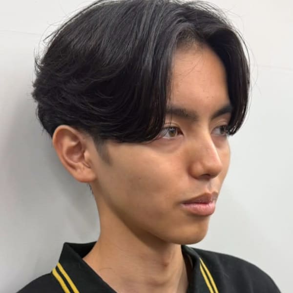 センターパート 毛流れパーマ ツーブロック 刈り上げ 黒髪
