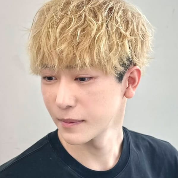 ブリーチ ホワイトベージュ ツイスパ メンズショート 20代