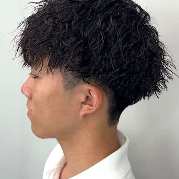 ツイストパーマ 黒髪ショート ツーブロックマッシュ 束感