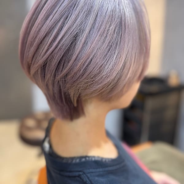 ラベンダーグレージュの丸みショートボブ