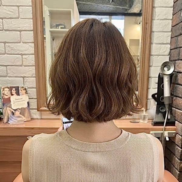 絶妙にくびれた毛先が揺れる外ハネボブ【484スタイル】