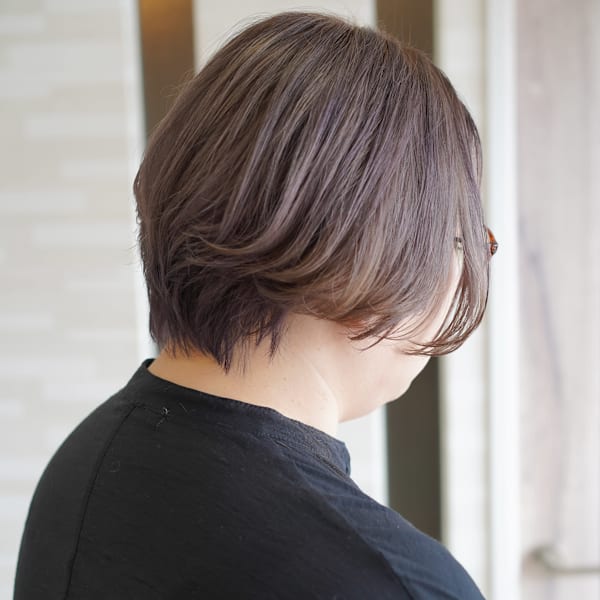 洗練された透明感。大人の魅力を引き立てる上品ショートボブ
