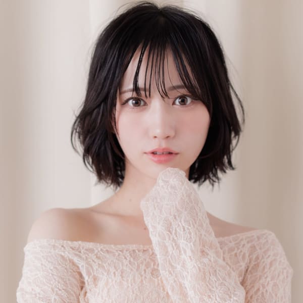 黒髪シースルーバングハッシュカットひし形レイヤーボブ20代