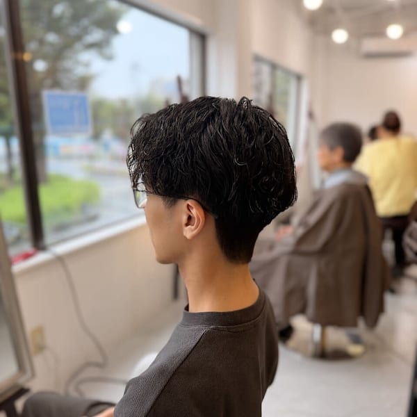 黒髪の動きが映えるメンズショートマッシュ